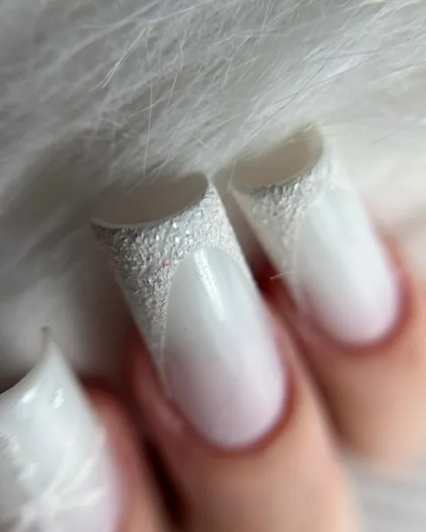 Francesa cuadrada en blanco con borde de purpurina plateada