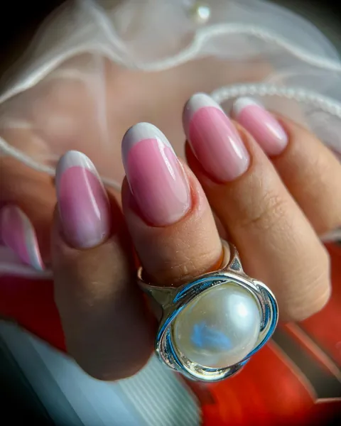 Francesa almendrada con base rosa y punta blanca