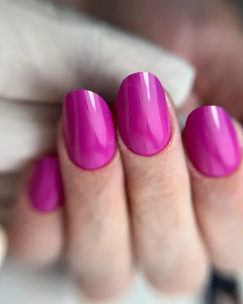 Uñas cortas redondeadas en tono fucsia