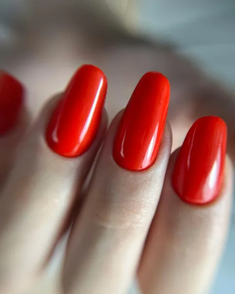 Uñas ovaladas en rojo intenso