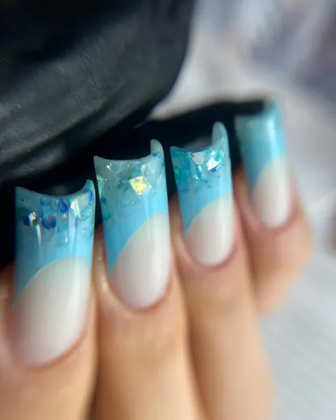 Diseño encapsulado en azul celeste con láminas iridiscentes