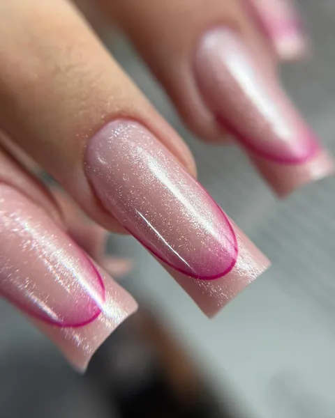 Uñas cuadradas en rosa con perfilado fucsia y acabado brillante