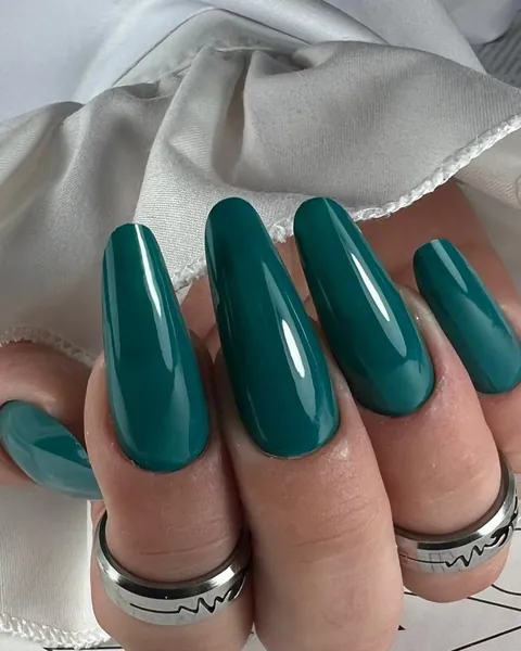 Uñas largas tipo bailarina en verde petróleo
