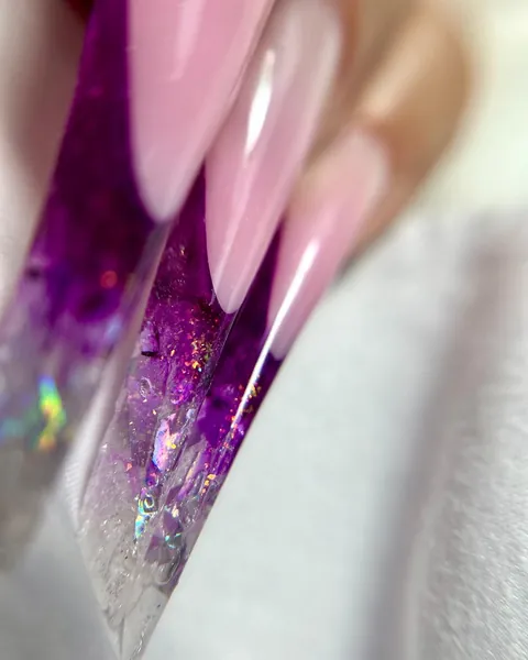 Stiletto con diseño encapsulado en violeta iridiscente