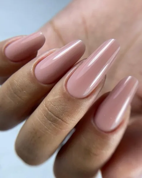 Uñas largas tipo bailarina en rosa nude